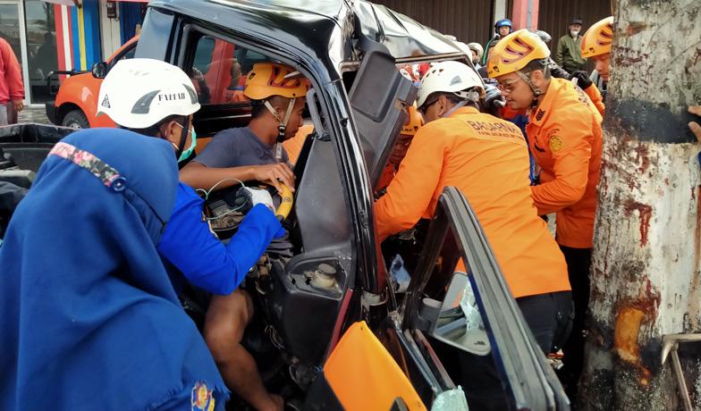 Kecelakaan Mobil Pikap Tabrak Pohon di Magelang, Sopir Terjepit