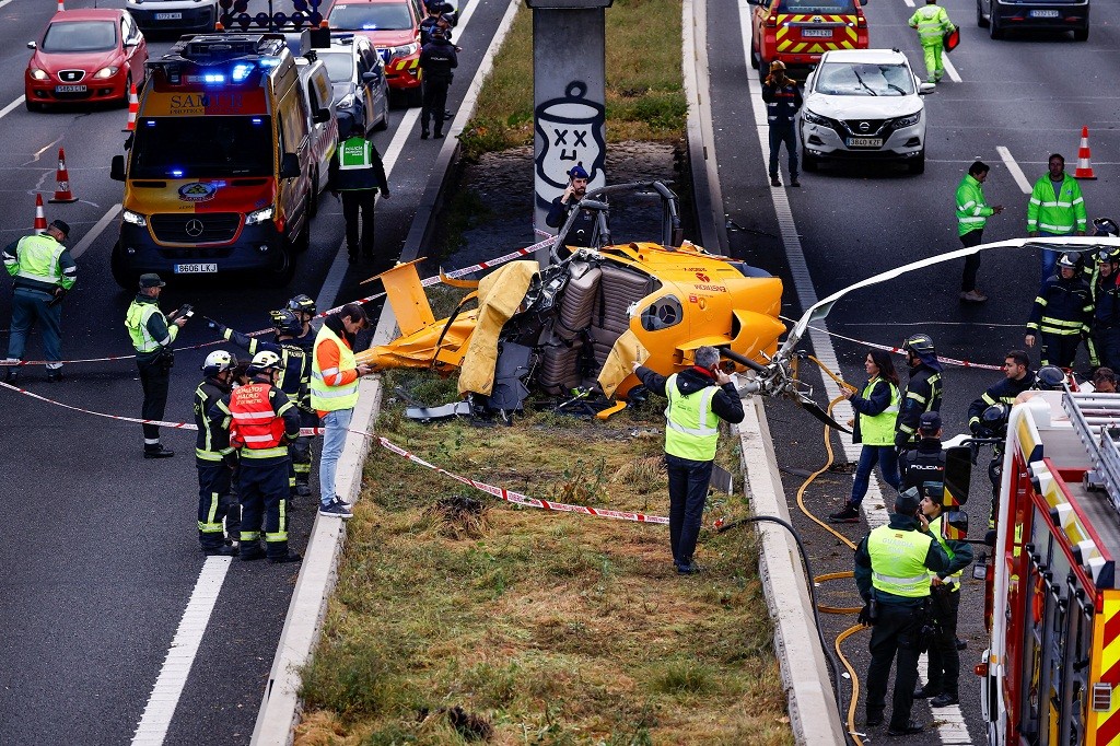 Ngeri! Helikopter Jatuh di Jalan Tol dan Tabrak Mobil