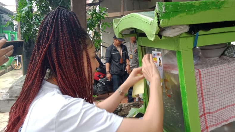 Di Tengah Guyuran Hujan, Caleg Partai Perindo Siti Tuti Susilawati Sapa Warga Bandung