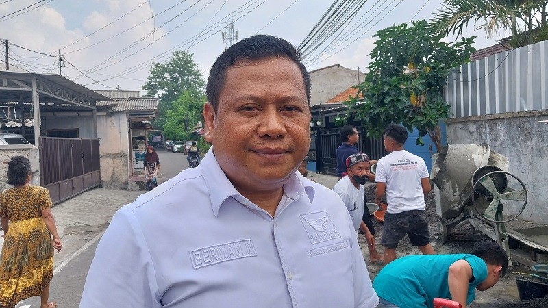 Caleg Partai Perindo Bantu Cor Lapangan untuk Kegiatan Masyarakat di Pulogadung 