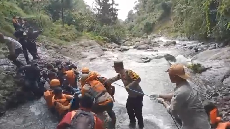 Diduga Terpeleset lalu Tenggelam, Pria Muda Tewas di Curug Concot Sukabumi