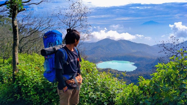 Nikmati Eksotisme Kawah Talaga Bodas dari Puncak Gunung Sagara Garut