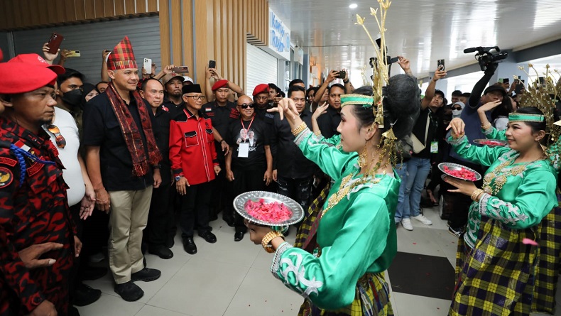 Warga Kendari Sambut Ganjar di Bandara, Suguhkan Tarian Mondotambe Khas Tolaki