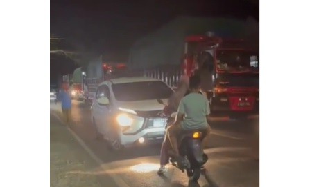 Viral Emak-Emak Pasang Badan Adang Mobil Lawan Arah, Netizen: Maju Terus Bu