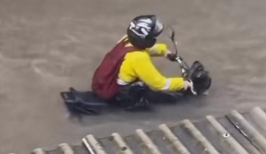 Viral Pemotor Lewati Banjir, Tetap Duduk Tenang Terbawa Arus Air