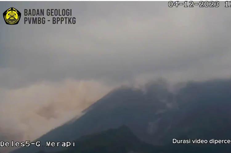 Gunung Merapi Muntahkan Awan Panas Guguran 1.800 Meter ke Arah Kali Bebeng