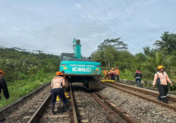 Jalur Kereta Api di Banyumas Tertimbun Longsor, KA Jarak Jauh Dialihkan ke Utara 