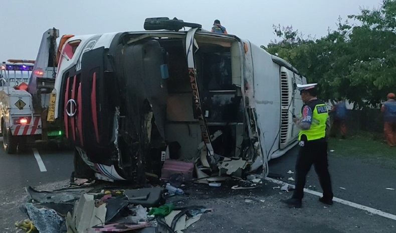 Kecelakaan di Tol Sidoarjo, Bus Tentrem Terguling usai Tabrak Truk, 8 Penumpang Luka