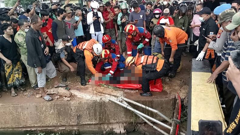 Mayat Pria Tak Dikenal Ditemukan Tersangkut Sampah di Aliran Kalimalang Jaktim