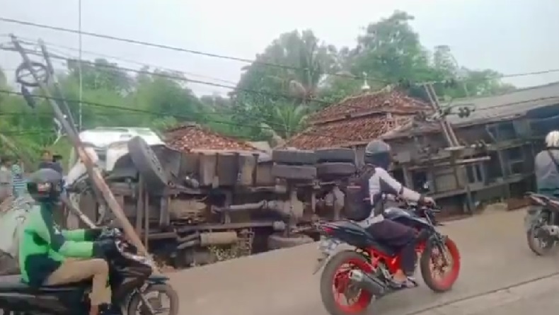 Kecelakaan di Karawang, Truk Kontainer Tabrak Musala dan 2 Rumah Warga