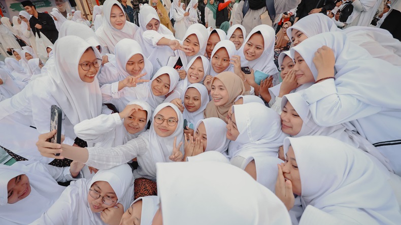 Doa Bersama di Ponpes Cipasung Tasikmalaya, Santriwati Panggil Ibu Mertua ke Atikoh Ganjar