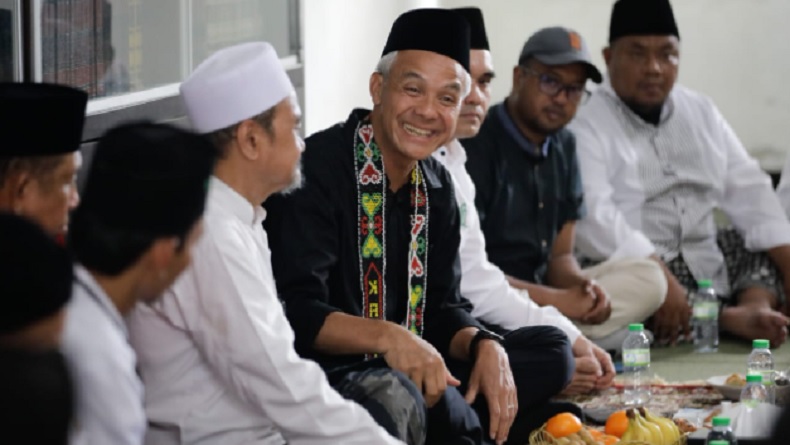 KH Yasin Nawawi: Ganjar Satu-satunya Capres Wong Ndeso, yang Lainnya Elite