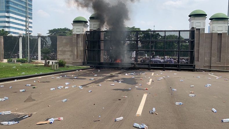 Massa Apdesi Geruduk Gedung DPR, Bakar Ban hingga Lempar Botol