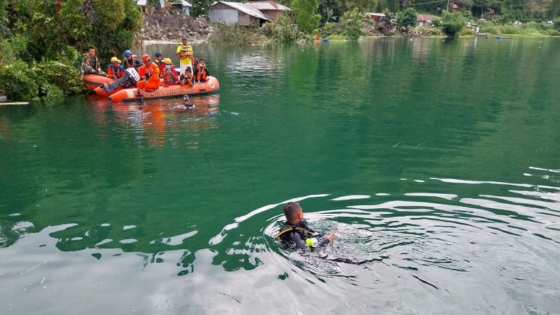 Tim Penyelam Polda Sumut Dikerahkan Bantu Basarnas Cari Korban Longsor di Humbahas