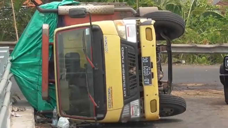 Kecelakaan di Sidoarjo, Truk Pengangkut Kopi Saset Terguling di Jalan Raya Masangan Wetan