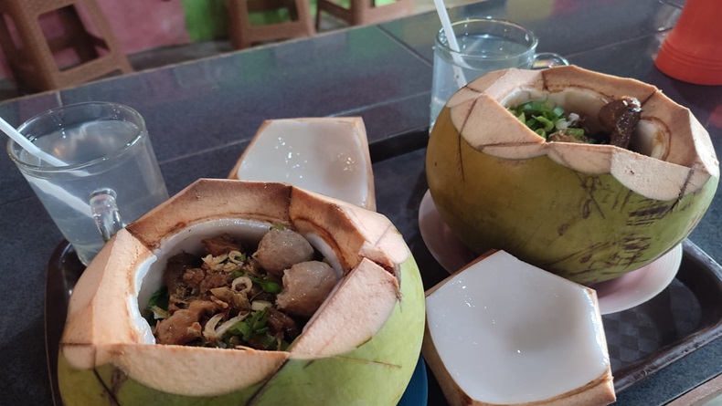 Kuliner Unik Indramayu, Mi Ayam Disajikan dalam Batok Kelapa Muda