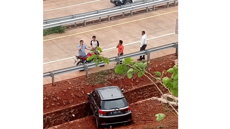 Viral Mobilio Terjun di Area Tol Limo Depok, Polisi: Pengemudi Tak Bisa Kuasai Kendaraan