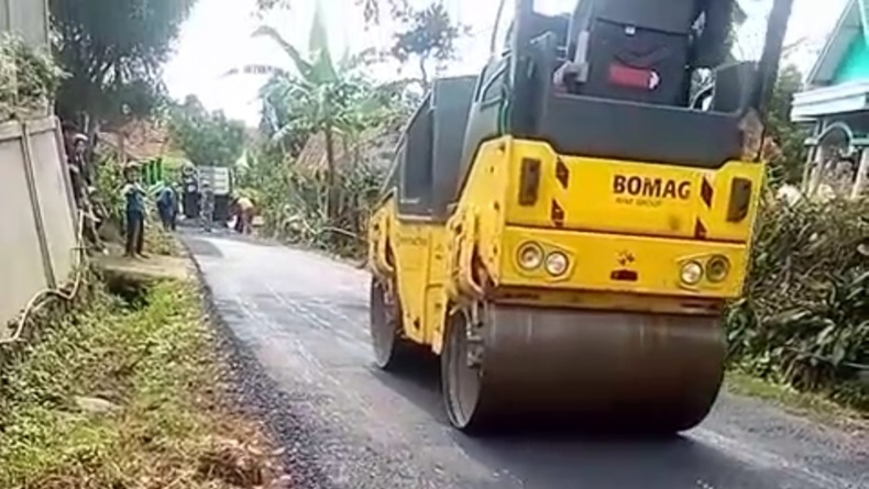 Aspal Terkelupas usai Diperbaiki, Jalan Desa Cipada KBB Akhirnya Dipertebal lagi