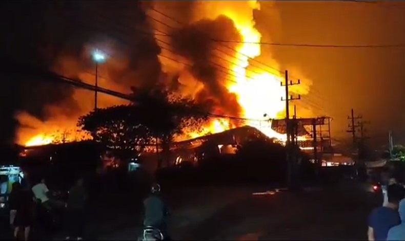 Gudang Logistik di Sidoarjo Terbakar Hebat, Terdengar Beberapa Kali Ledakan hingga Warga Panik