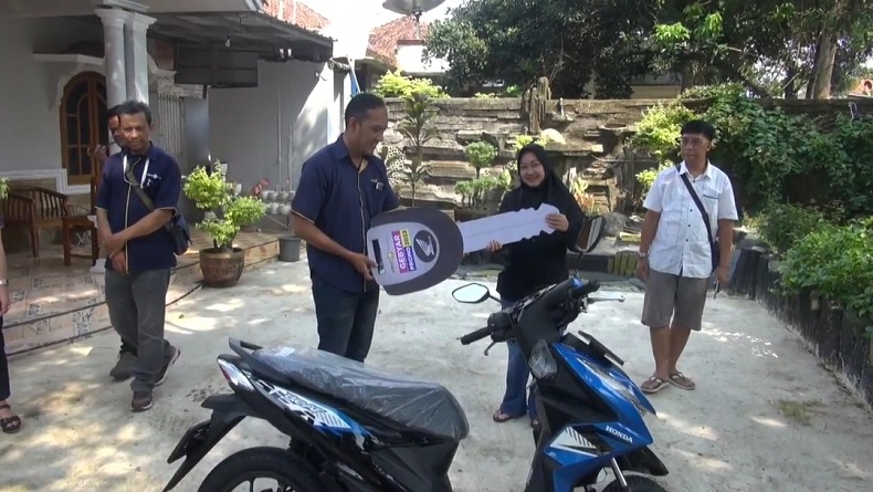 Debitur Setia MNC Finance di Purwadadi Subang Dihadiahi Motor Matik