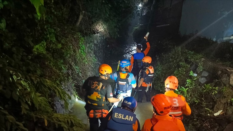 3 Bocah Terseret Arus Saluran Air saat Mandi Hujan di Bekasi, 2 Hilang 1 Selamat
