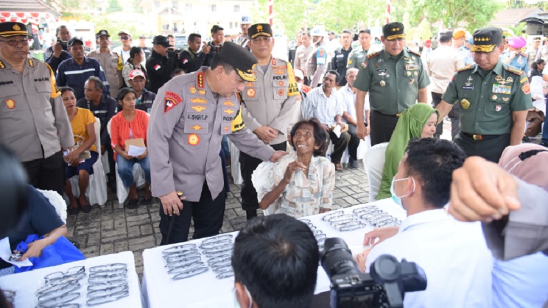Kunker ke Maluku, Kapolri dan Panglima TNI Berikan Bantuan Kesehatan Gratis
