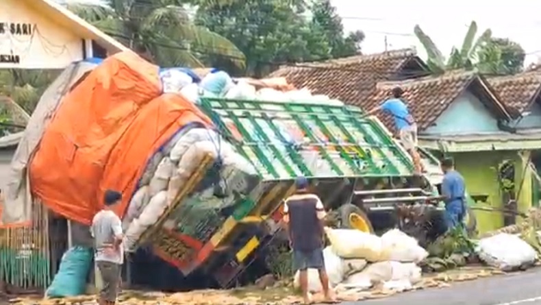 Kecelakaan di Pasuruan, Truk Penuh Muatan Hantam Warung dan Pohon Kelapa