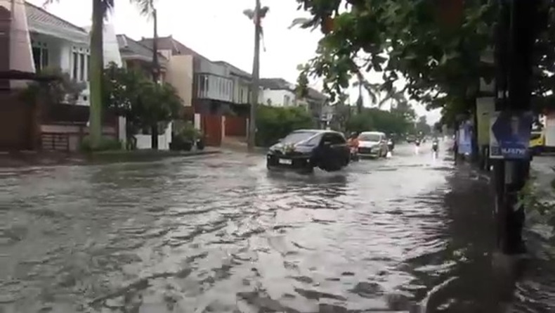 Hujan Terjang Kota Bandung, Sejumlah Ruas Jalan Terendam Banjir