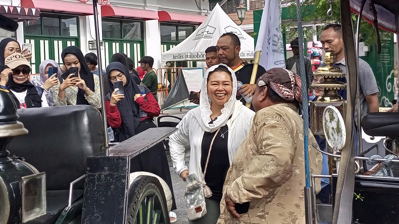 Yenny Wahid Jalan Pagi di Tugu Jogja, Sapa Pedagang hingga Sopir Andong