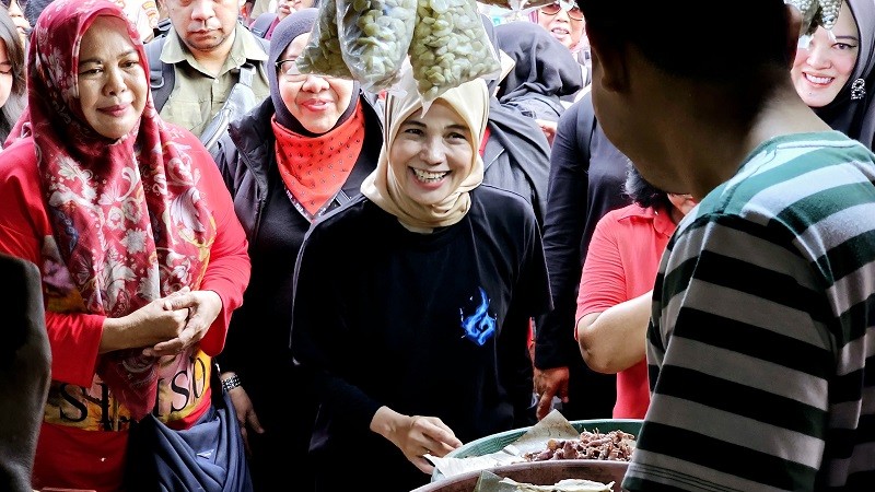 Blusukan ke Pasar Rau Serang, Atikoh Ganjar Prihatin Harga Cabai Masih Tinggi 
