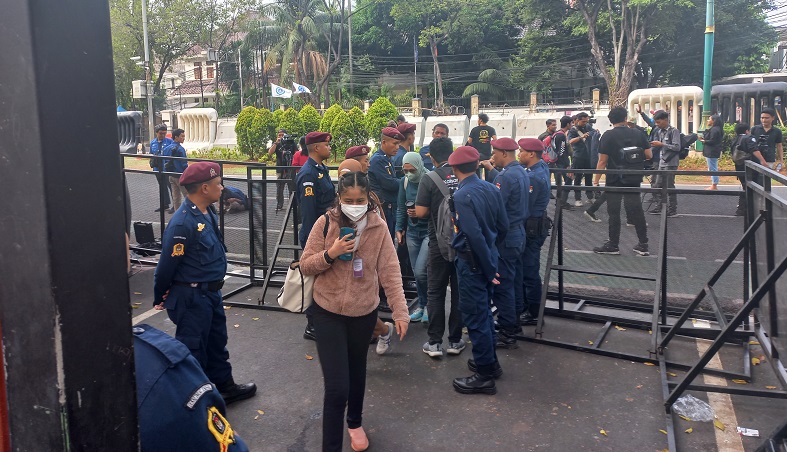 Jelang Debat Perdana Capres, Penjagaan di Kantor KPU Diperketat