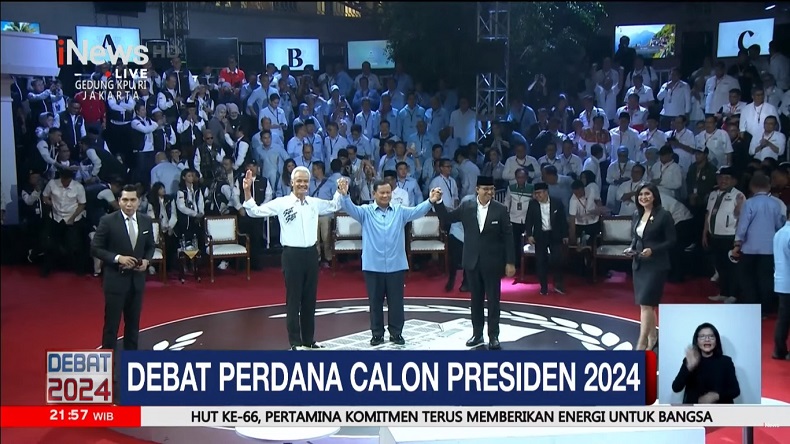 Momen Ganjar, Prabowo dan Anies Bergandengan Tangan usai Debat Capres 2024