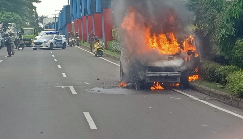 Kecelakaan 4 Kendaraan di Rawa Buntu Tangsel, 1 Mobil Terbakar