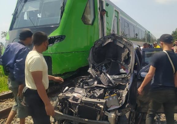 Kesaksian Warga soal Mobil Tertabrak KA Feeder Whoosh di Bandung Barat