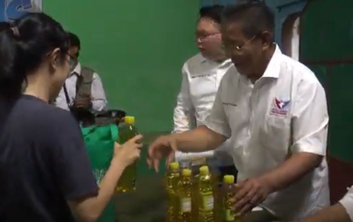 Bantu Masyarakat, Caleg Perindo Gelar Pasar Murah Minyak Goreng di Surabaya
