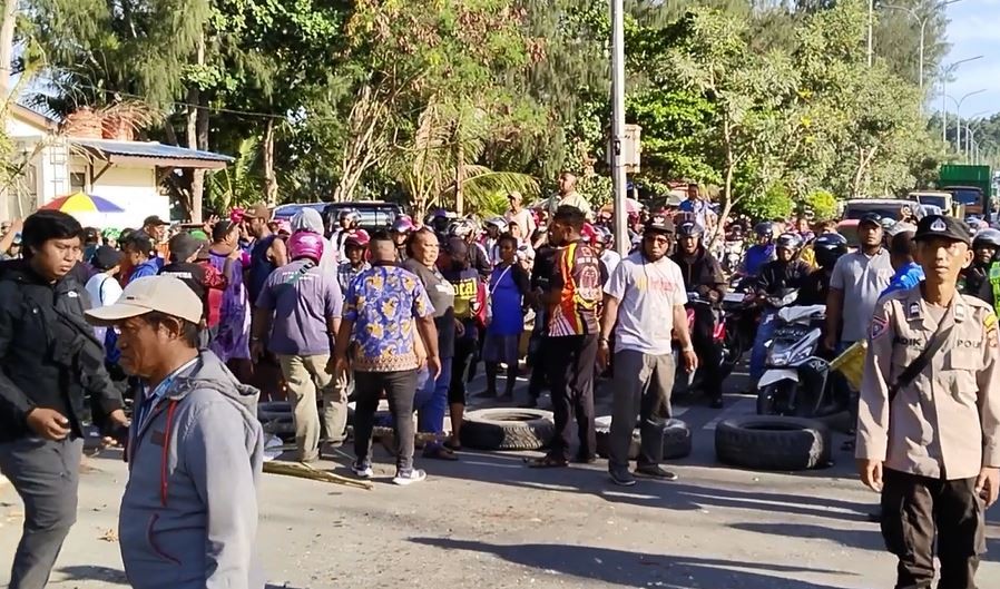 Kecewa Hasil Validasi Honorer, Warga 2 Kampung Blokade Jalan Ring Road Jayapura