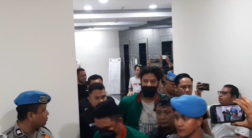 Begini Penampakan Ammar Zoni usai Jadi Tersangka, Tertunduk Lesu Rambut Awut-awutan