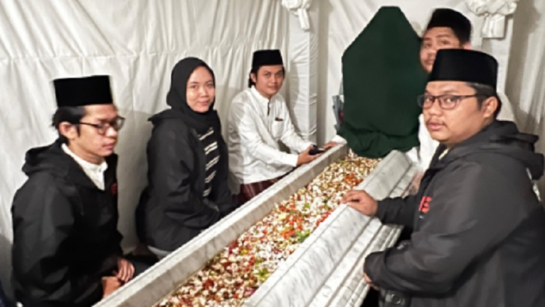 Jurkam Muda Generasi Pemenang Ganjar- Mahfud Ziarah ke Makam Walisongo di 3 Provinsi