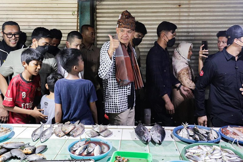 Blusukan ke Pasar, Pedagang Curhat ke Ganjar: Kami Kalah sama TikTok Shop