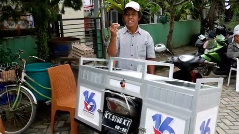 Senyum Semringah Penjual Bubur Keliling di Balikpapan Dapat Gerobak Gratis Perindo
