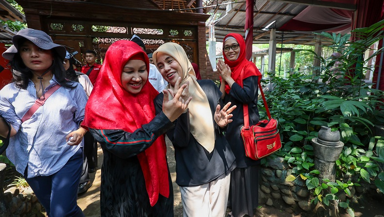 Atikoh Ganjar Tersentuh usai Dipeluk Nyai Faizah Said Kalialang, Pertemuan 2 Sahabat