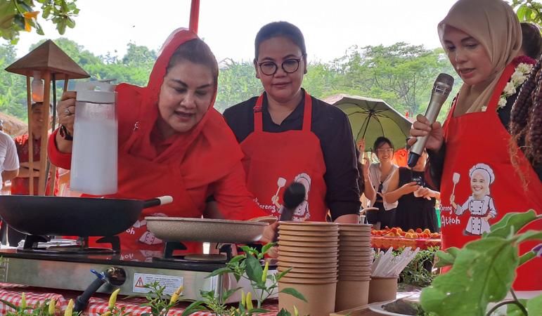 Atikoh Ganjar Unjuk Kebolehan Fun Cooking di Kampung Jawi: Masak Bobor Daun Kelor