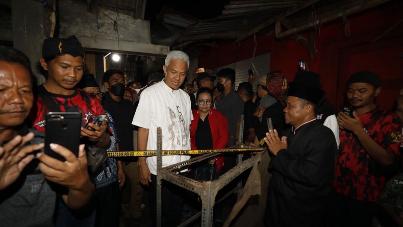 Ganjar Sambangi Pasar Pucang Magelang yang Terbakar, Telepon Bupati Minta Perbaikan Dipercepat