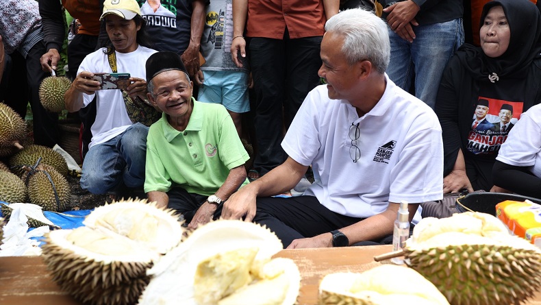 Momen Ganjar Santap Durian Bareng Warga Sambil Lesehan di Wonosobo