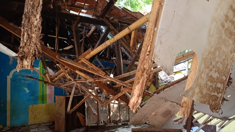 Bangunan SDN Tanjungsari 3 Cianjur Ambruk, Puluhan Siswa Belajar di Lapangan 