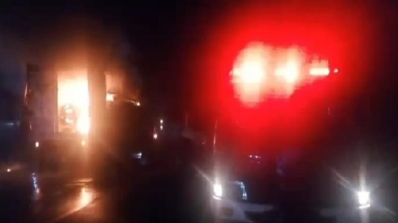  Mobil Ekspedisi Muatan Barang Paket Terbakar di Depan Mapolres Muarojambi