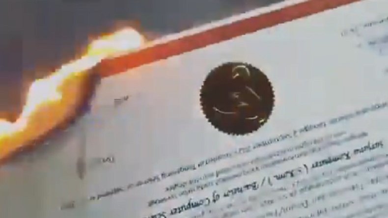 Viral Ijazah Dibakar Mantan Pacar, Begini Cara Mengurusnya jika Rusak