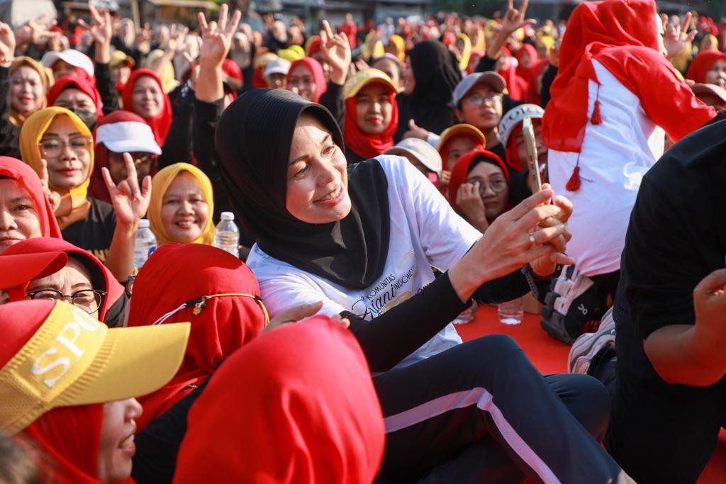 Blusukan ke Pasar di Surabaya, Siti Atikoh Diajak Senam hingga Dicurhati Pedagang