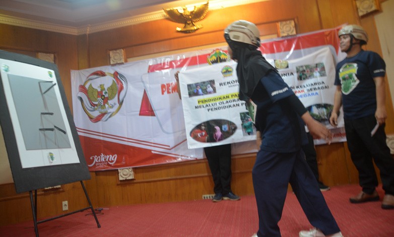  Hebat, Sekeluarga di Semarang Ini Cetak Rekor Lempar Pisau Kapak Selama 1 Tahun