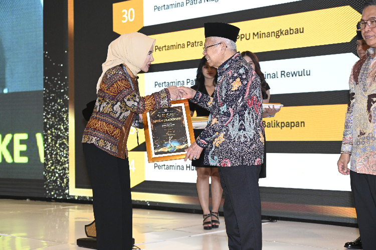 Sukses Jalankan Transisi Energi, Dirut Pertamina Raih Green Leadership Utama